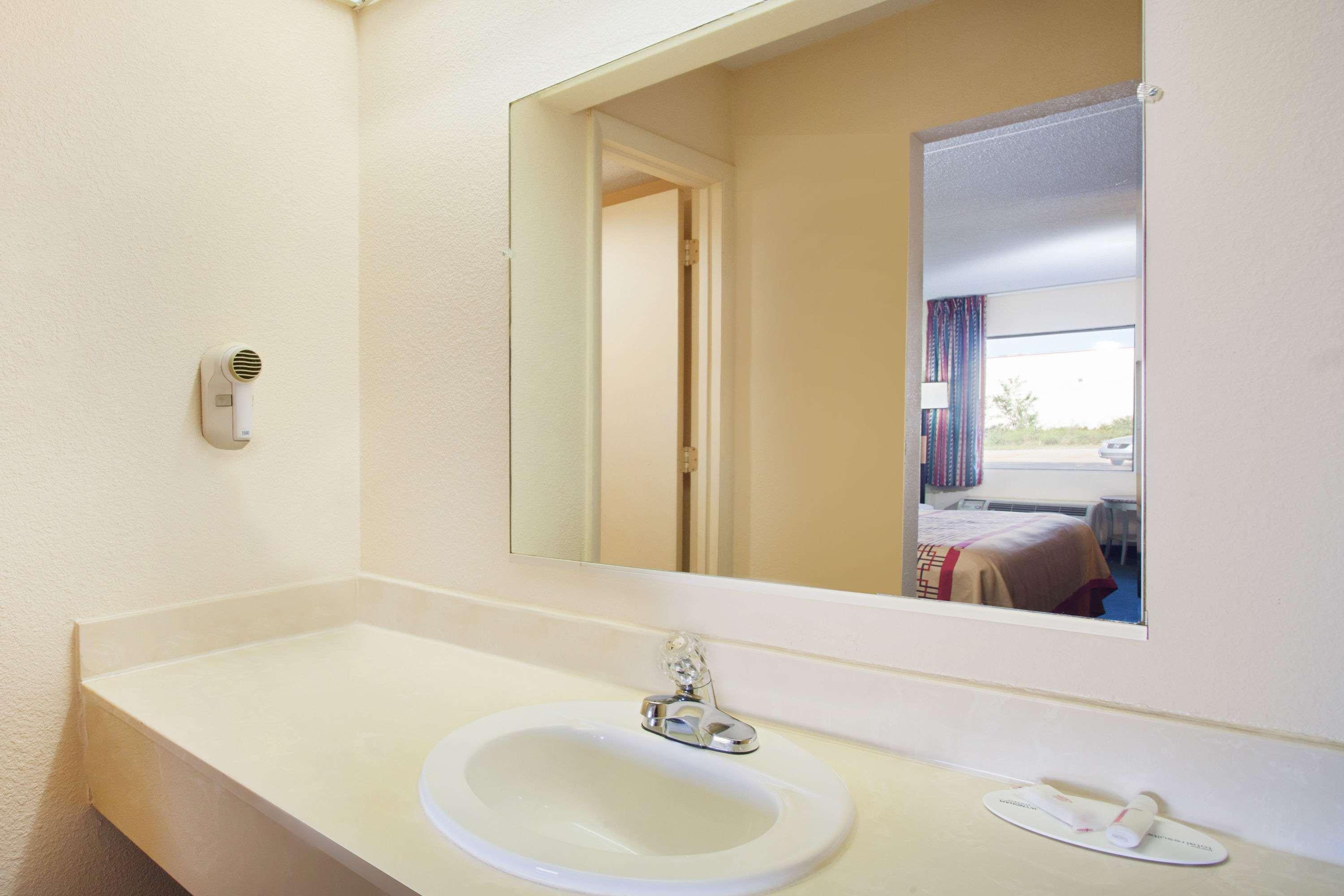 Days Inn By Wyndham Greeneville Экстерьер фото