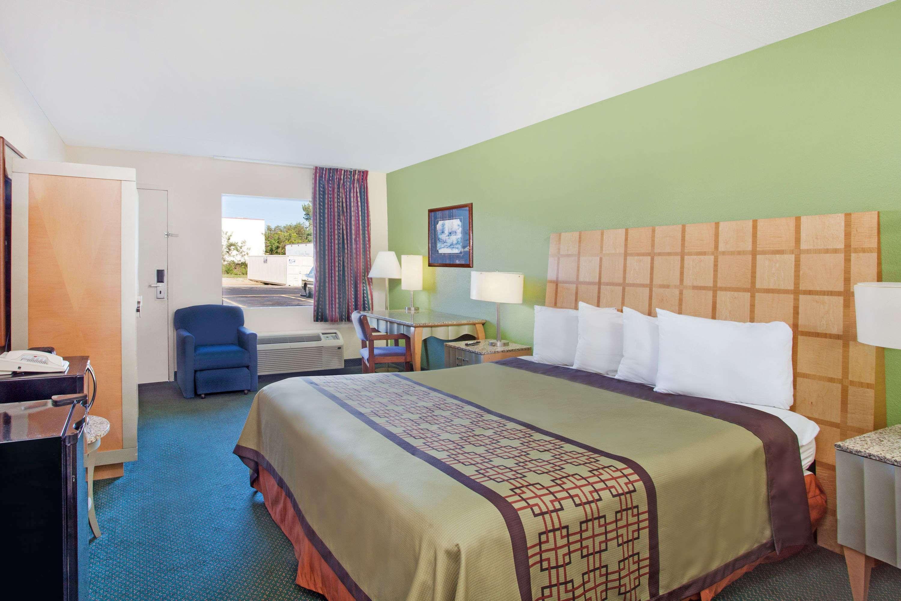 Days Inn By Wyndham Greeneville Экстерьер фото