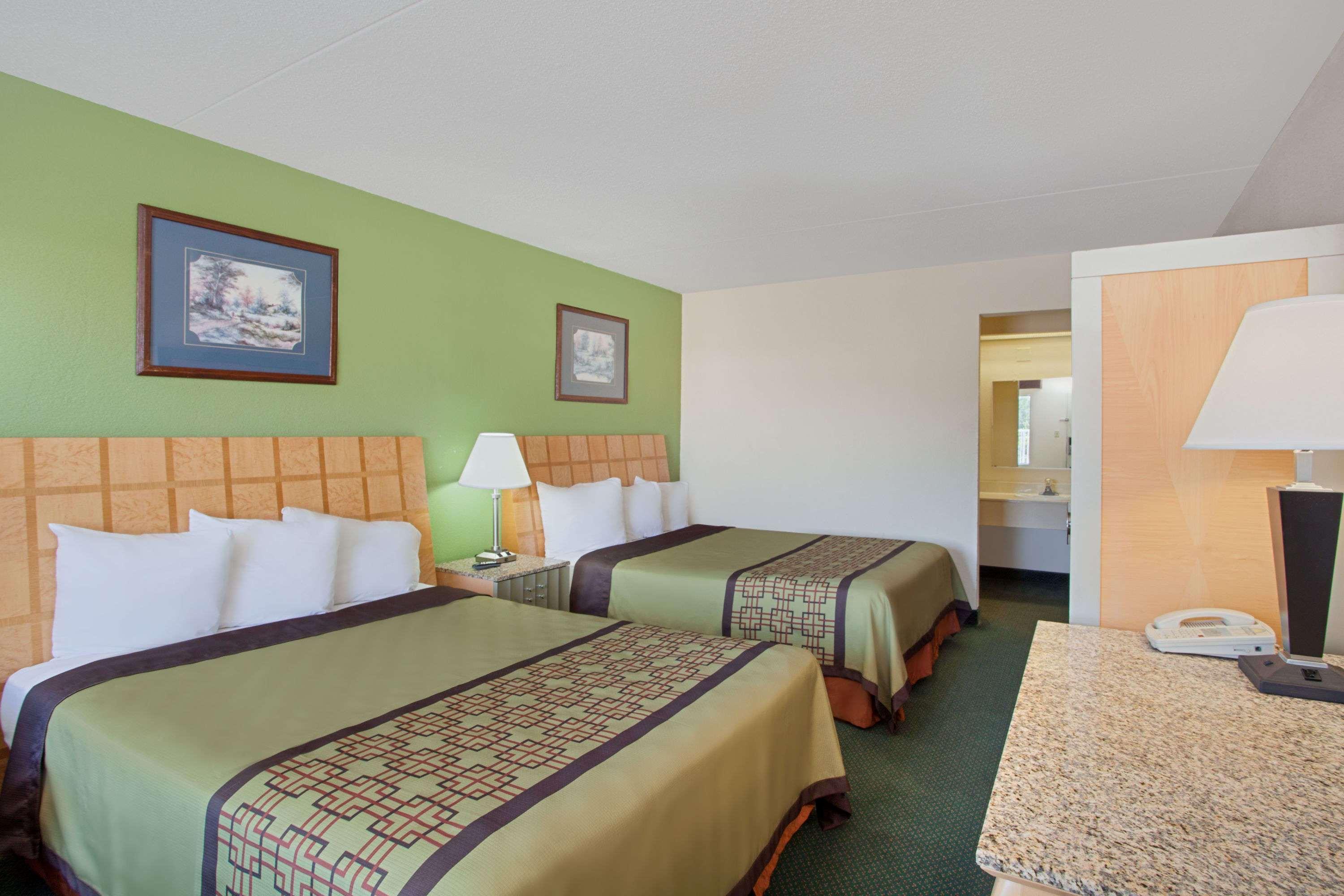 Days Inn By Wyndham Greeneville Экстерьер фото